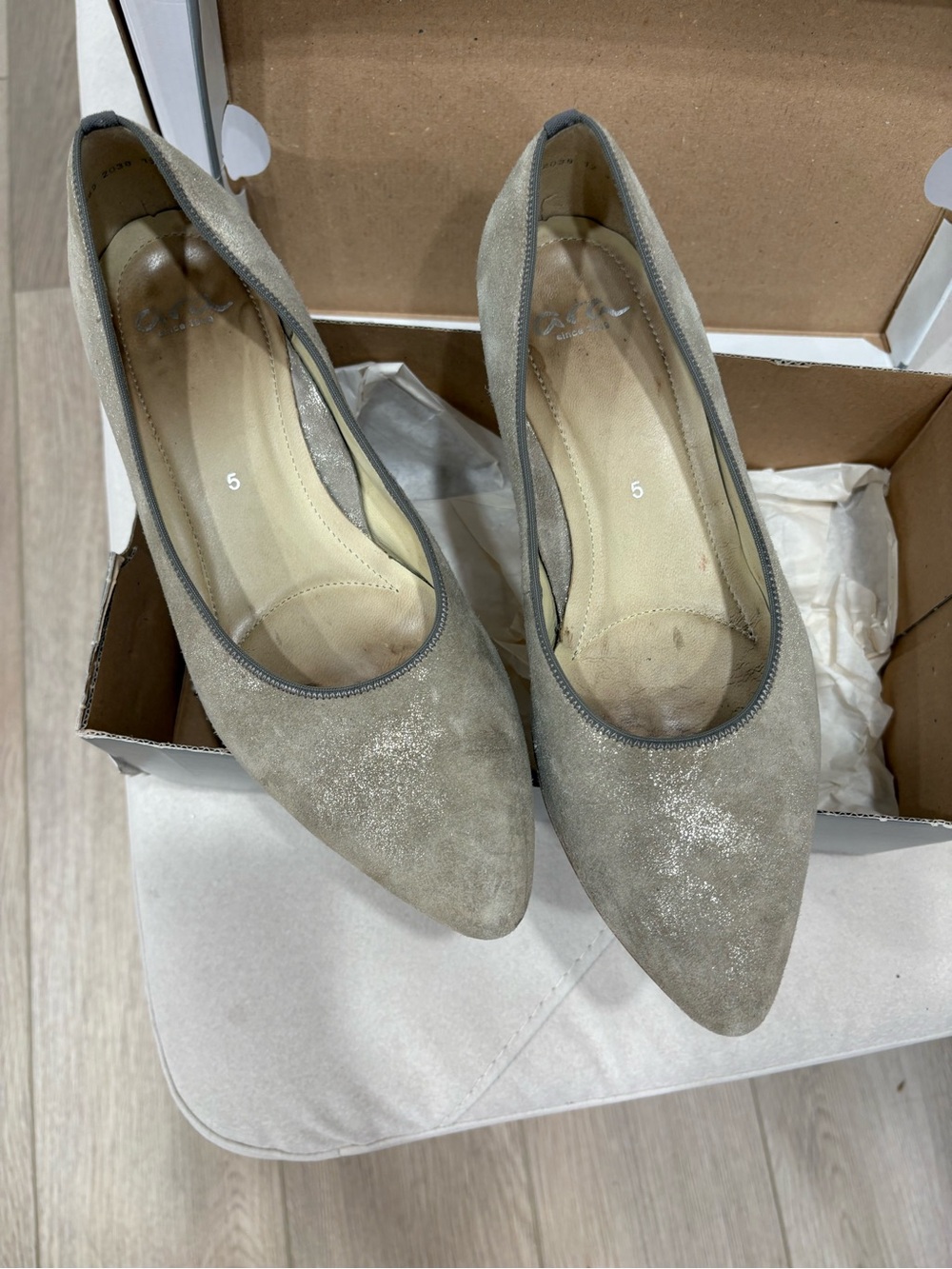 ARA Women’s US Sz 7.5 Pointed Toe Pumps in Light Gray